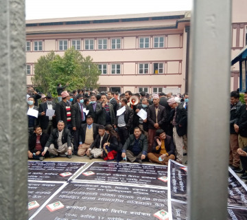 सर्वोच्चको गेटमा प्रहरी र कानुन व्यवसायीबीच घम्साघम्सी, अधिवक्ता लक्ष्मी पोखरेल घाइते